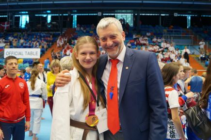 Карина Мешалкина из барнаульской ДЮСШ "Рубин" завоевала бронзовую медаль чемпионата Европы по каратэ-до (SKIF) в детской возрастной категории. 