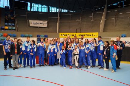 Карина Мешалкина из барнаульской ДЮСШ "Рубин" завоевала бронзовую медаль чемпионата Европы по каратэ-до (SKIF) в детской возрастной категории. 