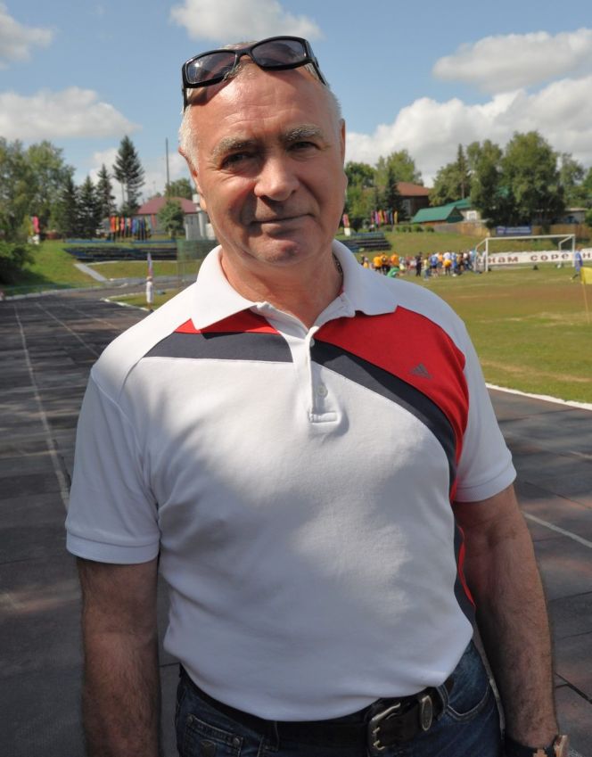 Борис Антимонов на фоне любимого стадиона, в который он вложил всю жизнь 