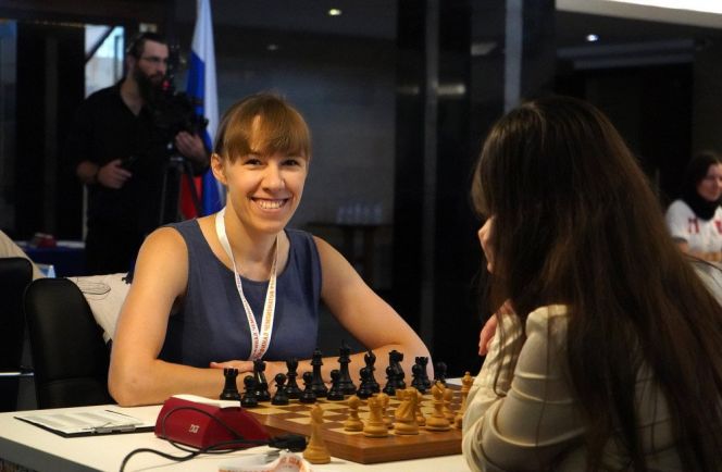 Ольга Гиря перед одной из партий Суперфинала-2024 в Барнауле. Фото: Этери Кублашвили/ФШР