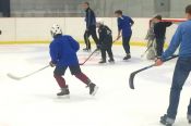 В ледовом дворце «Динамо» воспитанники детских домов попробовали себя в роли хоккеистов и фигуристов.