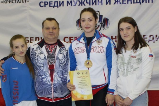 Светлана Ильенко, Михаил Шуваев, Дарья Рябова и Ирина Дятлова. Фото: Федерация тяжелой атлетики Алтайского края