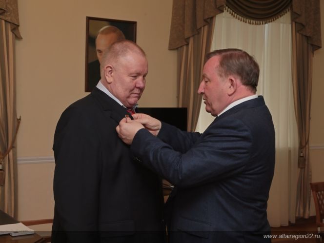 Губернатор Александр Карлин вручил медаль Алтайского края "За заслуги перед обществом" воспитаннику краевой школы борьбы "Спарта", вице-президенту Федерации дзюдо России Владимиру Шкалову.