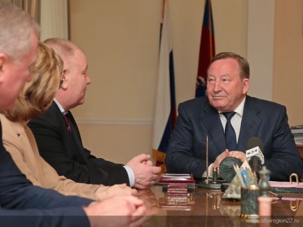 Губернатор Александр Карлин вручил медаль Алтайского края "За заслуги перед обществом" воспитаннику краевой школы борьбы "Спарта", вице-президенту Федерации дзюдо России Владимиру Шкалову.