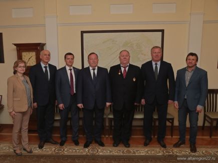 Губернатор Александр Карлин вручил медаль Алтайского края "За заслуги перед обществом" воспитаннику краевой школы борьбы "Спарта", вице-президенту Федерации дзюдо России Владимиру Шкалову.