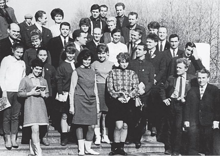 Сборная СССР по фигурному катанию на Барнаульском котельном заводе. В нижнем ряду крайняя слева Ирина Роднина, в центре — Татьяна Тарасова, Армен Невельский — крайний справа