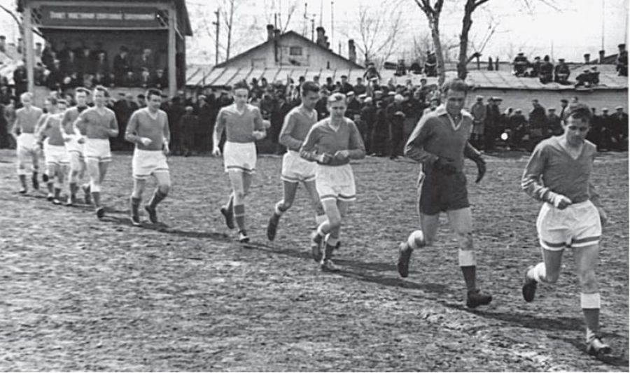 «Циклон» выходит на поле стадиона ВРЗ