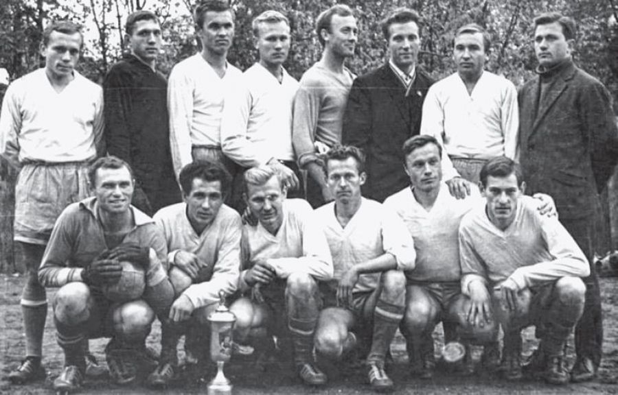 Найбороденко (сидит крайний слева) и команда «Циклон» с кубком 50-летия Октября