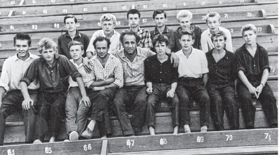 Снимок 1963 года. Рубцовский стадион АТЗ. Финал первенства края. Юношеская команда «Темп» 1944-1946 г.р. Верхний ряд (слева направо): Швецов Валерий, Жданов Борис, Алгазин Анатолий, Боронин Владимир, Некрасов Алексей, Рогаткин Геннадий. Нижний ряд (слева направо): Белоусов Владимир, Шустов Александр, Немировский Юрий, Секриер Анатолий Николаевич, Михайлов Александр Богратович, Костин Валерий, Клименко Геннадий, Исаев Александр, Домбрычев Виктор