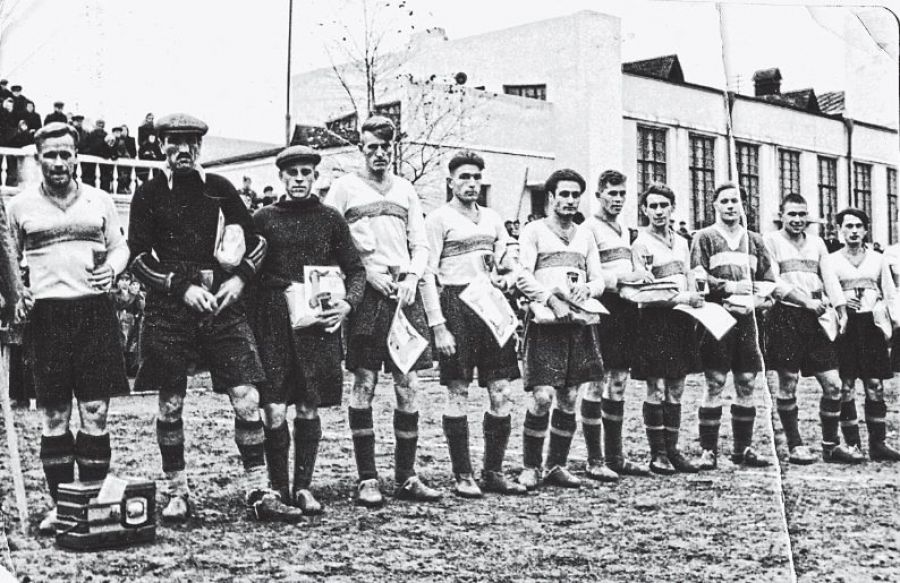 1951 год. Барнаульское «Динамо» с вратарем Михайловым