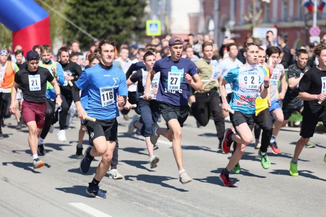 Старт эстафеты среди школьных команд. Фото: Александр Чёрный/"Алтайский спорт"