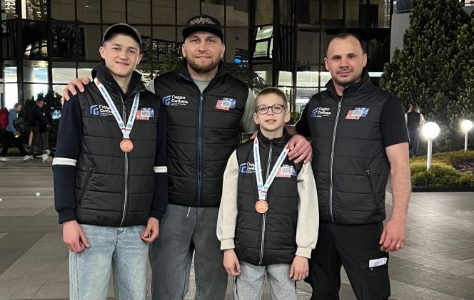 Макар Шалгин (слева) и Мирон Агафонов с руководителем региональной федерации Денисом Канаковым и одним из партнёров организации. Фото: Федерация ММА Алтайского края