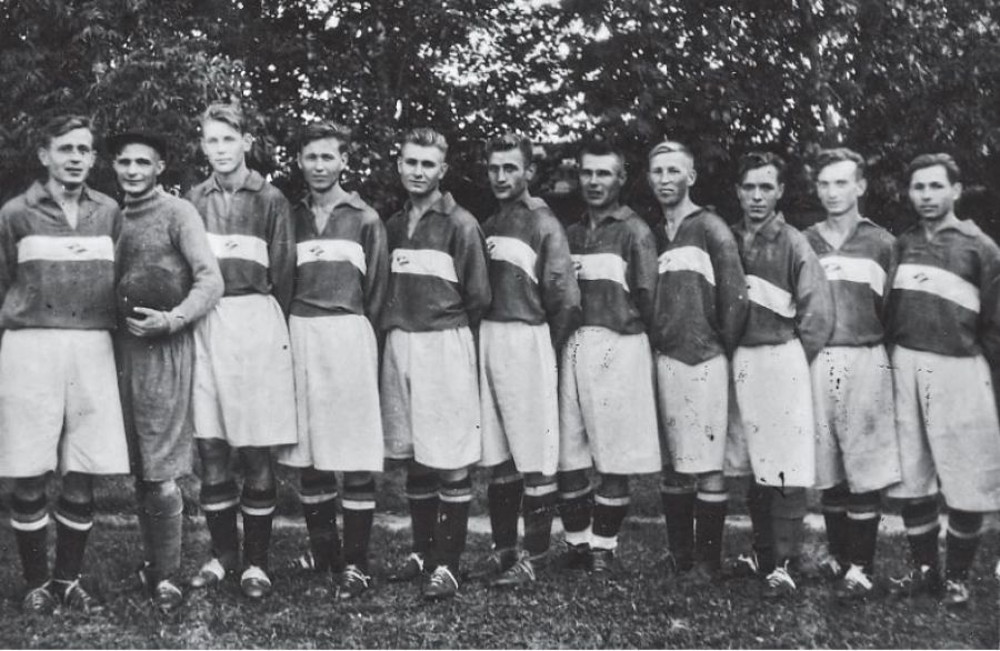 На снимке 1947 года футболисты барнаульского «Спартака». Слева направо: Лев Галятин, Вячеслав Власов, Борис Власов, Василий Рубцов, Виктор Соколов, Александр Ефанов, Быков, Петр Рубцов, Пономарев, Гончаров, Никулин