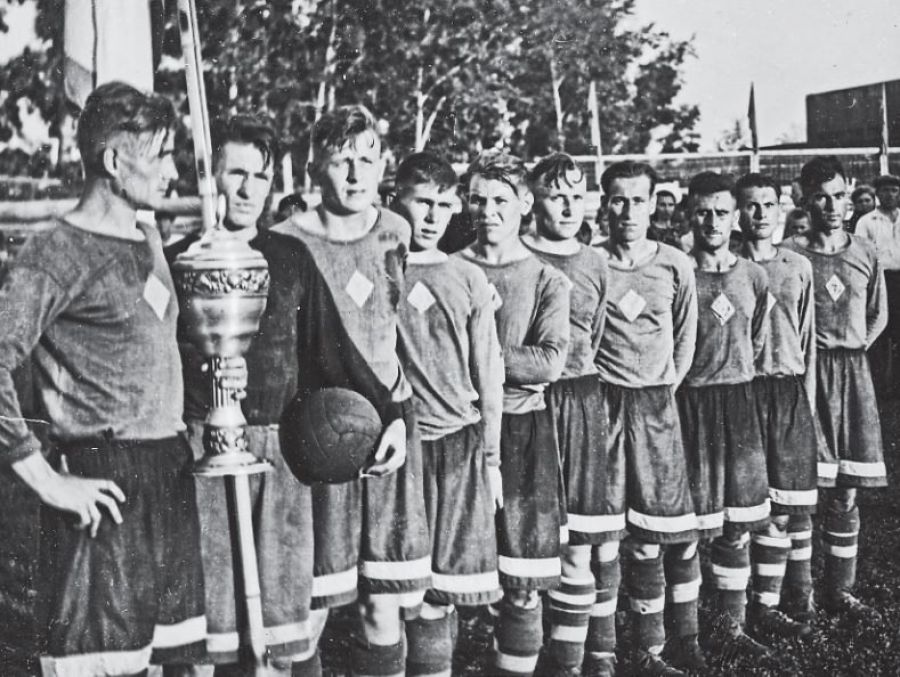 Снимок 1948 года. Слева направо обладатели Кубка Алтайского края — динамовцы Барнаула, выигравшие в финале у «Локомотива» со счетом 4:3: капитан команды Анатолий Сергеев, вратарь Петр Шмотин, Лев Галятин, Владимир Кузьминых, Василий Фомичев, Петр Чекунов, Вячеслав Муленко, Лев Лейбович,
Сергей Орлинский, Виктор Метц (Мезенцев). На снимке только 10 динамовцев (кто-то из оставшихся трех — Михаила Фролова, Алексея Смирнова и Евгения Некрасова, сделал этот снимок)