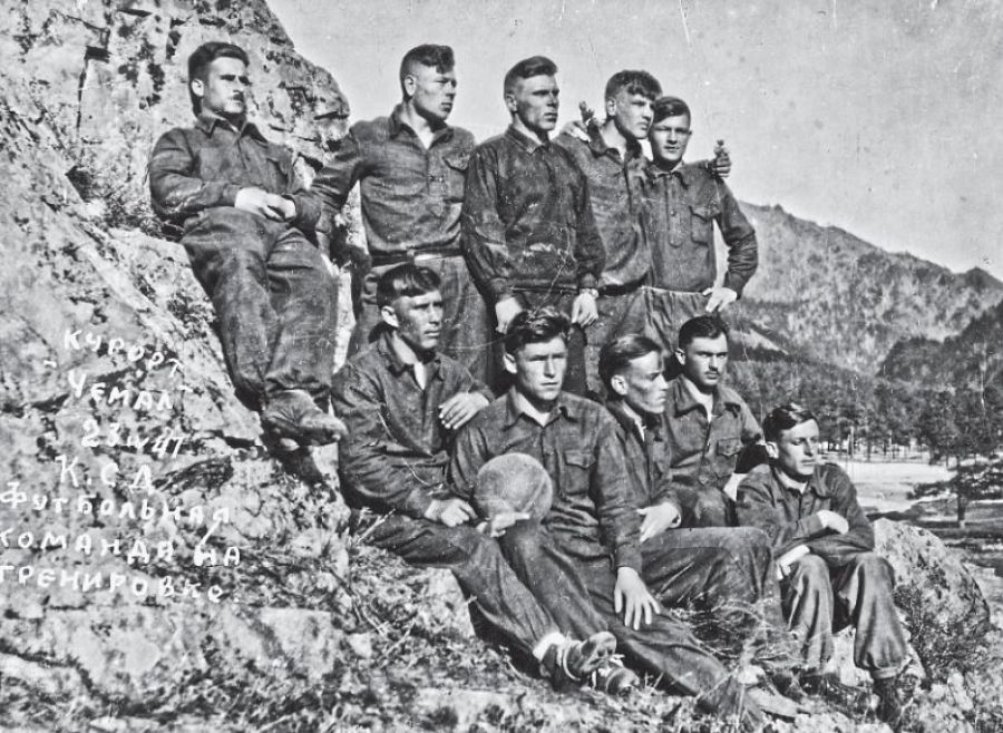 На снимке 1947 года футболисты барнаульского «Динамо»
на весенних сборах в Чемале (Горный Алтай). Крайний слева в верхнем ряду — Лев Лейбович, второй справа вверху — Владимир Чернов., третий справа — Кузьма Медведев (капитан команды)