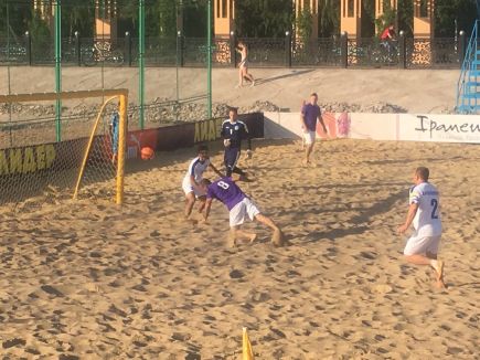 Алтайские пляжные футболисты открыли сезон в Казахстане.