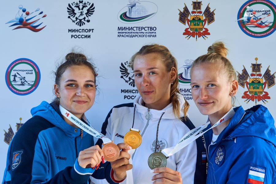 Слева направо: Александра Лызлова, Анна Пивоварова и Анастасия Лухнева. Фото: Федерация каноэ России