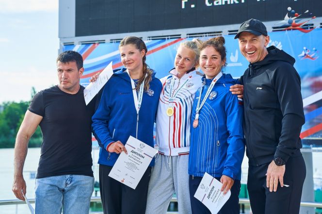 Слева направо: тренер СШОР имени Костенко Алексей Иванов, Екатерина Сепесева, Анастасия Кравченко, Алекесандра Смирнова и легендарный Максим Опалев, проводивший церемонию награждения. Фото: Федерация каноэ России