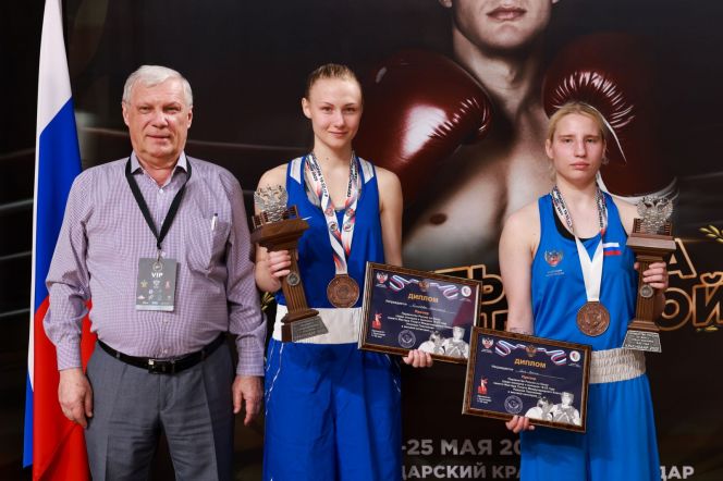 Бронзовая медалистка турнира Анастасия Климова (в центре). Фото: Федерация бокса России