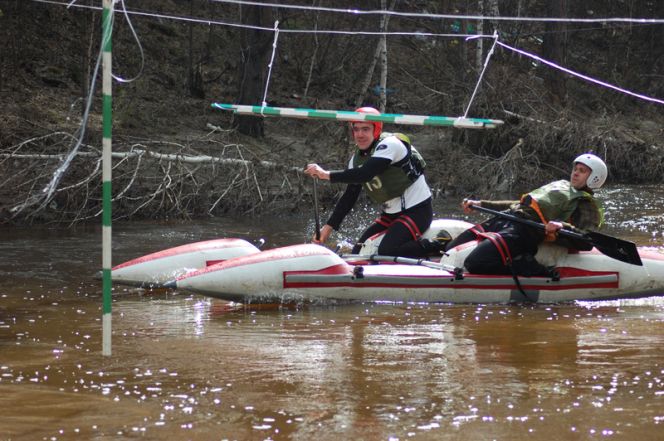 На реке Барнаулке прошли соревнования по рафтингу «Открытая вода-2012» и чемпионат Барнаула по спортивному туризму (фото).