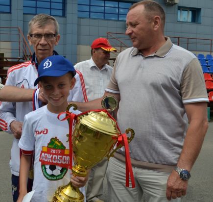 Мчится поезд футбольный 