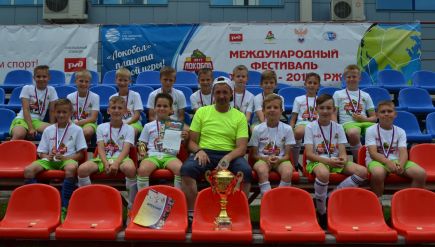 Мчится поезд футбольный 