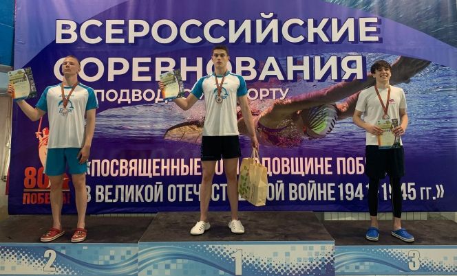 На верхней ступени пьедестала бийчанин Кирилл Паринов. Фото: СШ "Дельфин"