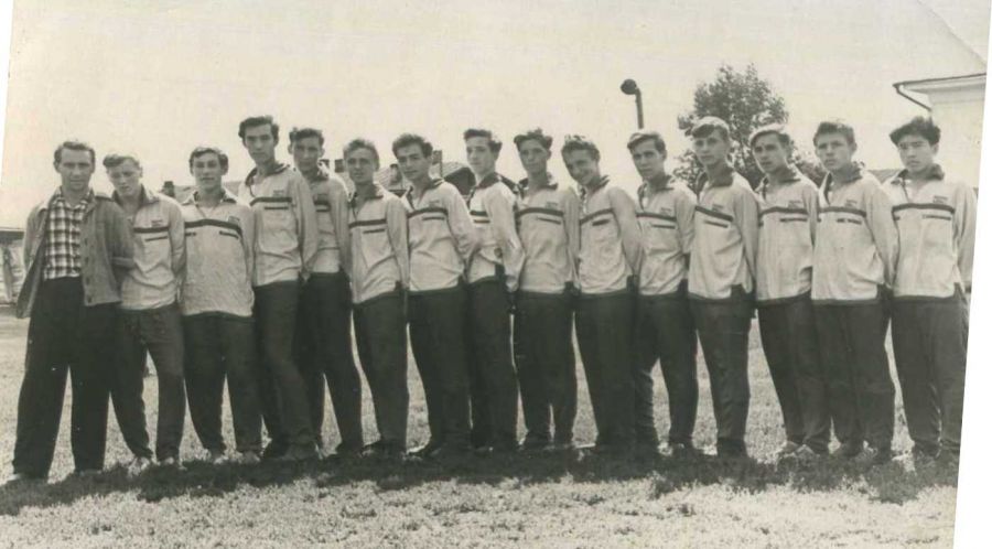 Снимок 1959 года в Канске. Владимир Жучков и его команда (слева направо): Борис Гуляев, Геннадий Медведев, Александр Баяжинский, Эдуард Карпека, Виктор Златкин, Владимир Черкашин, Виктор Качаринский, Иосиф Кудашкин, Алексей Дерешев, Олег Бахтуев, Виктор Апполонов, Валерий Ивашевский, Александр Байтурсинов. Фото предоставлены автором материала Валерием Лямкиным