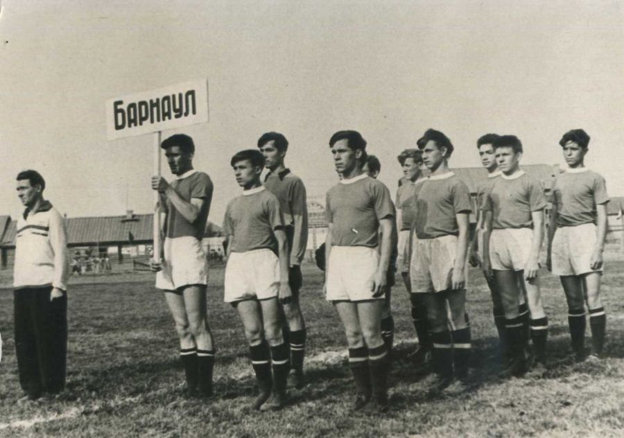 Снимок 1959 года. Команда барнаульского «Урожая» (1941-1942 годов рождения) на параде открытия юношеских зональных соревнований в Канске (Красноярский край). Тренер Владимир Жучков (в белой форме). Фото предоставлены автором материала Валерием Лямкиным