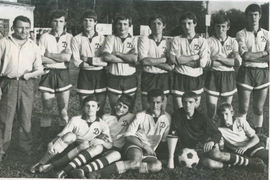 Снимок 1974 года. Владимир Жучков и его юношеская команда барнаульского «Динамо» (1957 года рождения) чемпионы края (слева направо): Николай Харченко, Александр Дорофеев, Сергей Окунев (крайний справа). Фото предоставлены автором материала Валерием Лямкиным