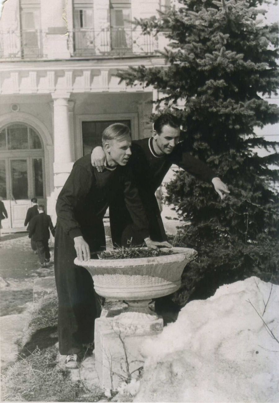 Владимир Жучков (на снимке справа) с другом на тренерском семинаре. Фото предоставлены автором материала Валерием Лямкиным