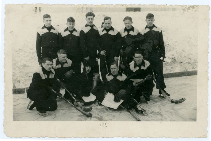 Снимок 10 марта 1954 года. Команда барнаульского «Динамо» по хоккею с мячом – обладатель Кубка края. Сидят (слева направо): Сергей Орлинский, Аркадий Твердых, Анатолий Белов, Петр Попов, Владимир Жучков. Стоят (слева направо): Станислав Шляхов, Владимир Кузьминых, Иван Носачев, Виктор Комаров, Геннадий Курченко, Владимир Киселев. Фото предоставлены автором материала Валерием Лямкиным
