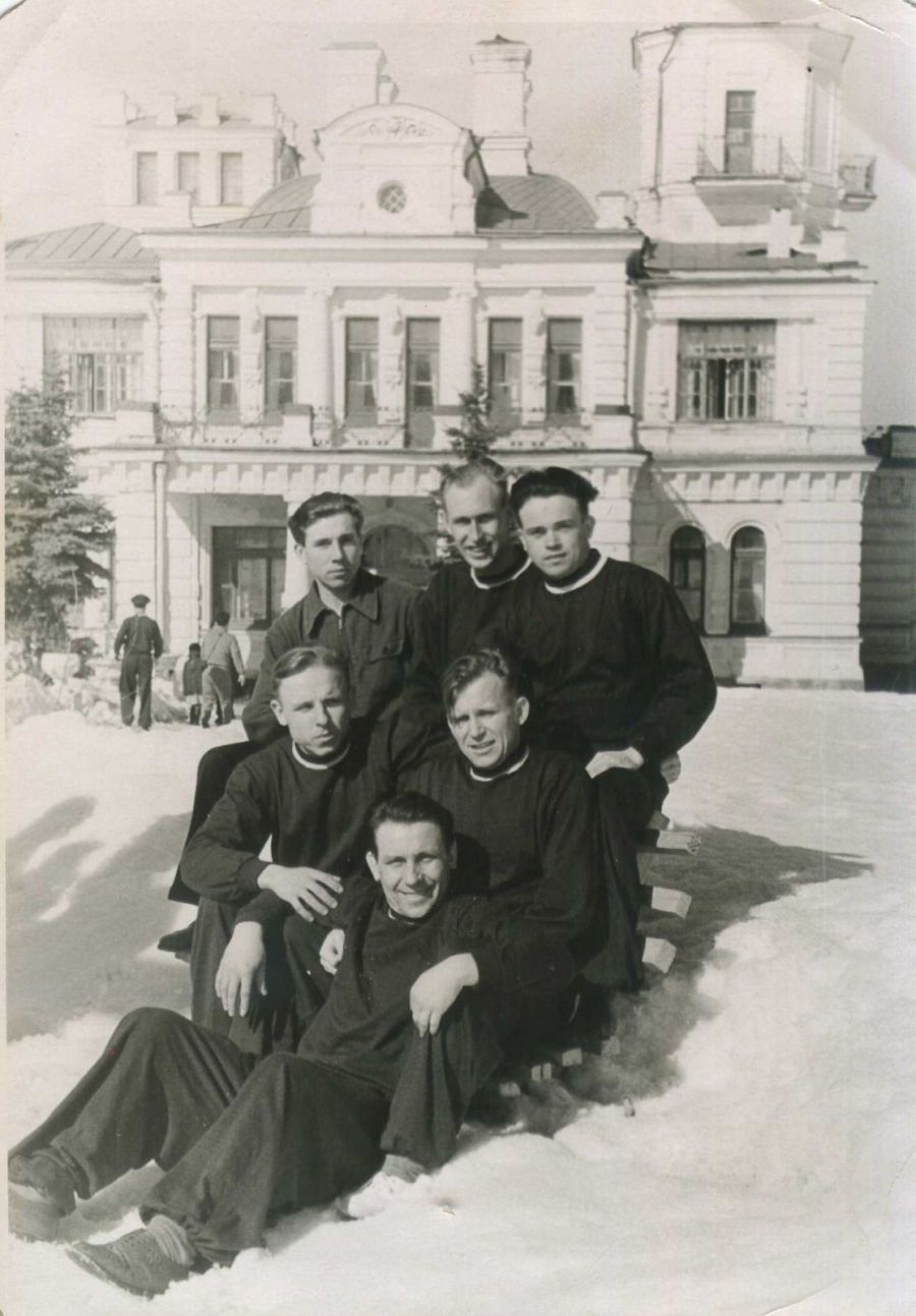 Фото на память о тренерском семинаре. Внизу сидит Владимир Жучков. Фото предоставлены автором материала Валерием Лямкиным