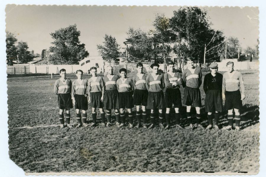 Снимок 1951 года. Барнаульское «Динамо» - обладатель кубка края. Слева направо: Виктор Мезенцев (Метц), Сергей Орлинский, Владимир Жучков, Григорий Писарев, Нишан Казаджан, Владимир Киселев, Арутюн (Артем) Сираканян, Владимир Шаров, Аркадий Твердых, Геннадий Курченко, Виктор Комаров. На фото нет вратаря Александра Михайлова и защитника Анатолия Яшина. Фото предоставлены автором материала Валерием Лямкиным