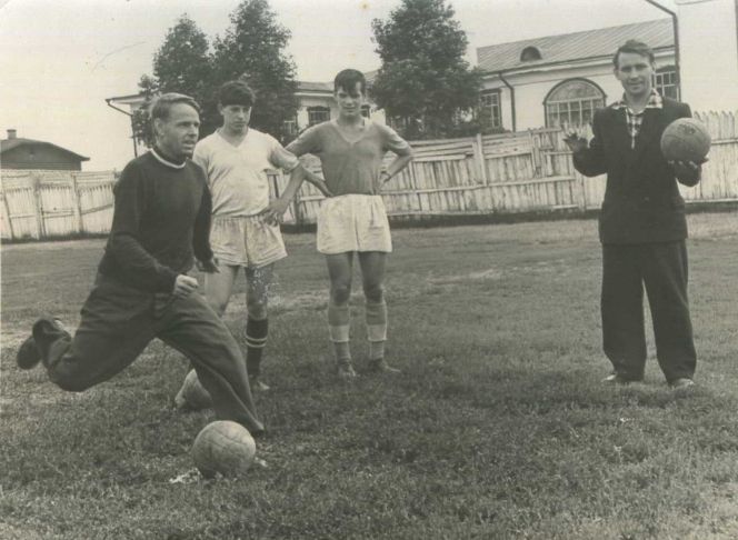 На тренировке со старшими юношами. Владимир Жучков (на снимке справа с мячом).  Фото предоставлены автором материала Валерием Лямкиным