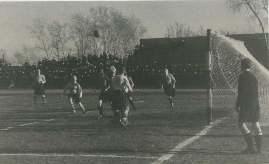 Матч динамовцев Барнаула на стадионе «Красное Знамя». Фото предоставлены автором материала Валерием Лямкиным