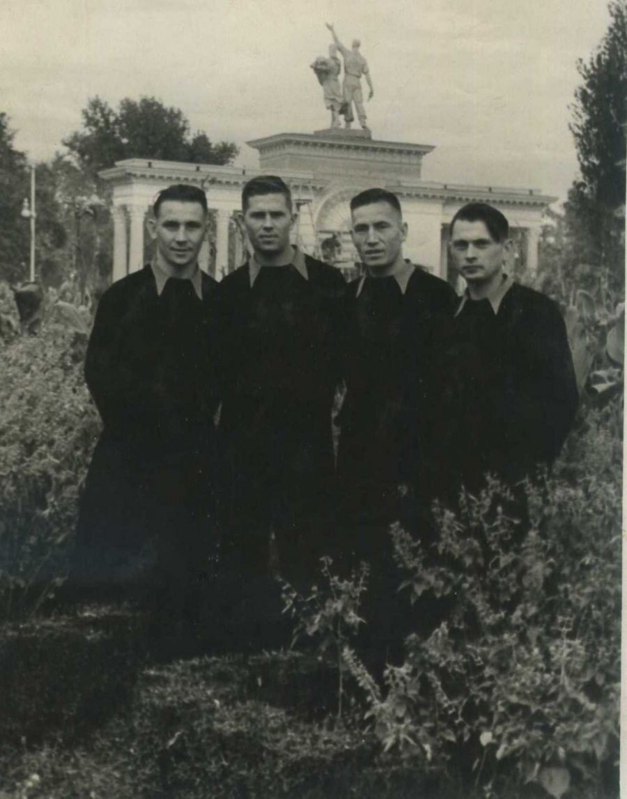 Снимок 1954 года. Краснодар. Футболисты барнаульского «Динамо» (слева направо): Владимир Жучков, Владимир Киселев, Петр Попов и Сергей Орлинский. Фото предоставлены автором материала Валерием Лямкиным