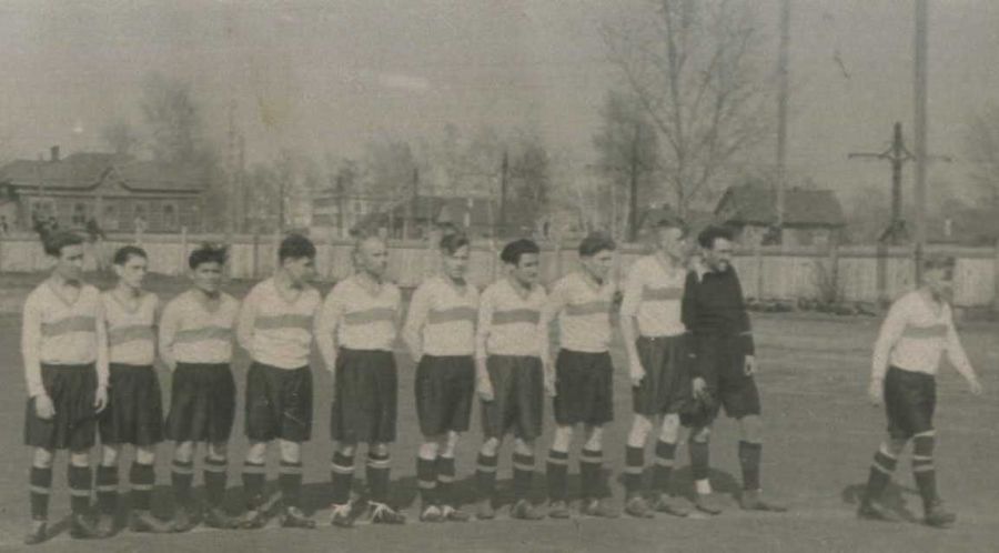 Снимок 1951 года. Команда барнаульского «Динамо», занявшая второе место в первенстве РСФСР (Сибирская зона) среди команд второй группы. Слева направо: Владимир Жучков, Сергей Орлинский, Нишан Казаджан, Владимир Киселев, Григорий Писарев, Виктор Мезенцев (Метц), Арутюн (Артем) Сираканян, Владимир Кузьминых, Аркадий Твердых, Александр Михайлов, Виктор Комаров. Фото предоставлены автором материала Валерием Лямкиным