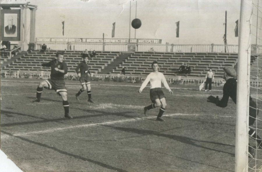 Снимок 1954 года. Матч ЦС «Динамо» в Краснодаре. В белой форме Владимир Жучков. Фото предоставлены автором материала Валерием Лямкиным