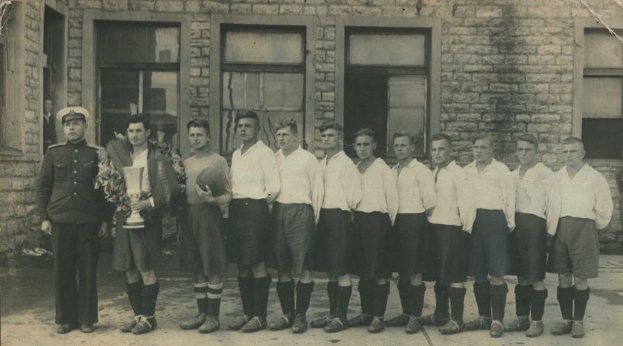 Снимок 1948 года. Футбольная команда ВВС (Таллин) – обладатель Кубка Эстонской ССР. Владимир Жучков второй справа. Фото предоставлены автором материала Валерием Лямкиным