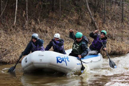 На реке Барнаулке прошли соревнования по рафтингу «Открытая вода-2012» и чемпионат Барнаула по спортивному туризму (фото).
