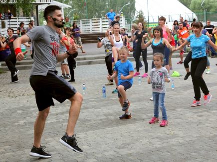 Сотни барнаульцев участвуют в бесплатных массовых тренировках в Парке спорта (фото).