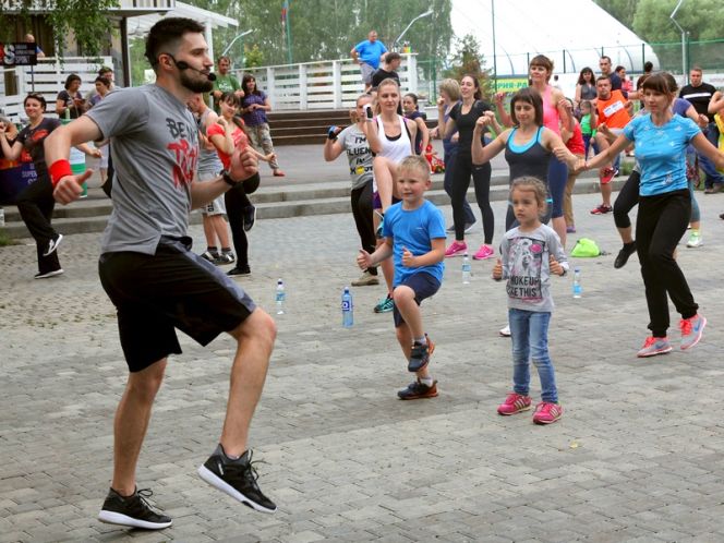 Сотни барнаульцев участвуют в бесплатных массовых тренировках в Парке спорта (фото).