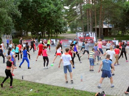 Сотни барнаульцев участвуют в бесплатных массовых тренировках в Парке спорта (фото).
