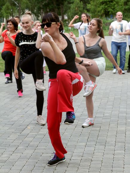 Сотни барнаульцев участвуют в бесплатных массовых тренировках в Парке спорта (фото).
