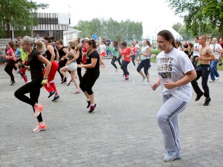Сотни барнаульцев участвуют в бесплатных массовых тренировках в Парке спорта (фото).