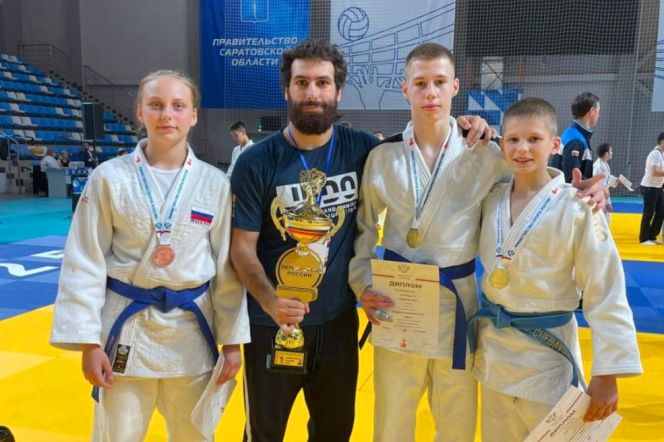 Алтайские спортсмены с тренером Зохрабом Мамедовым