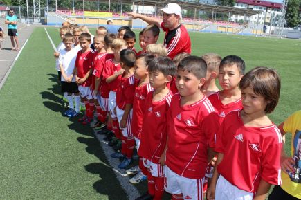 В Бийске состоялся отборочный этап международного футбольного фестиваля "Большие звёзды светят малым" в дивизионе Александра Гостенина.  