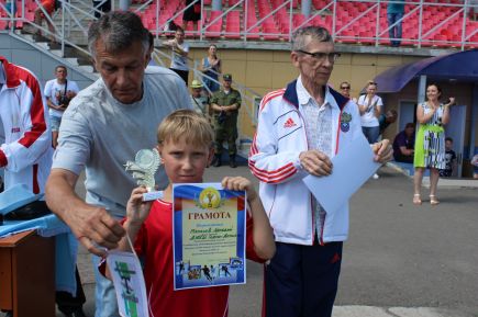 В Бийске состоялся отборочный этап международного футбольного фестиваля "Большие звёзды светят малым" в дивизионе Александра Гостенина.  
