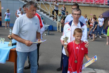 В Бийске состоялся отборочный этап международного футбольного фестиваля "Большие звёзды светят малым" в дивизионе Александра Гостенина.  